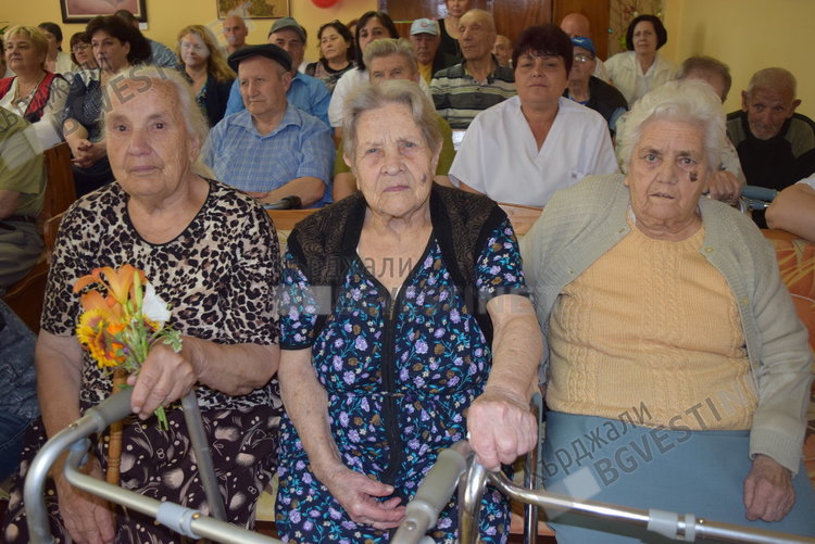 Двадесетгодишен юбилей отбеляза Дома за стари хора в Кърджали,  младите с поклон пред възрастните