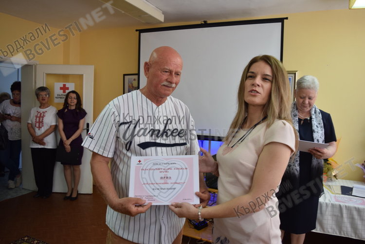 Двадесетгодишен юбилей отбеляза Дома за стари хора в Кърджали,  младите с поклон пред възрастните