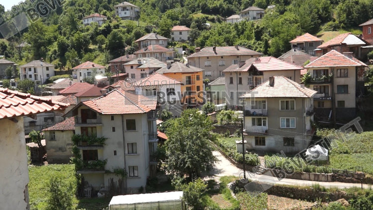 Долен потъна в скръб, погреба трите млади момчета