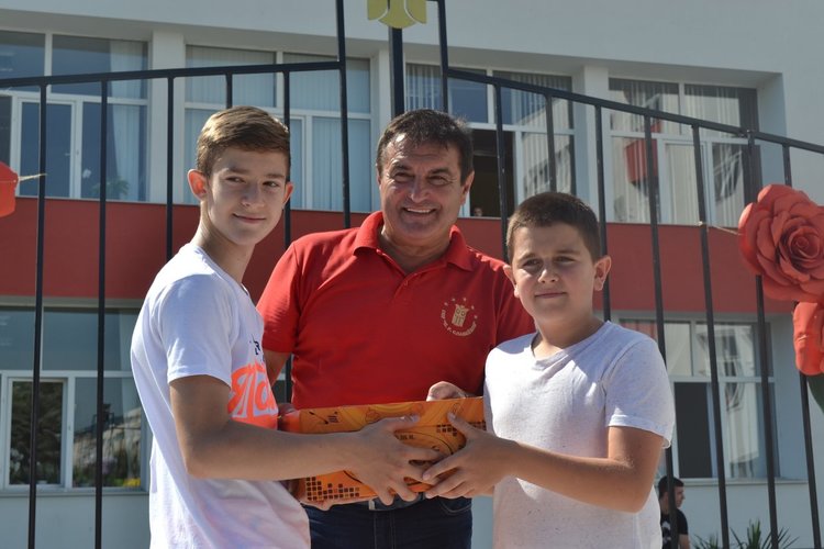 Отличници и празник в двора на "Славейков"