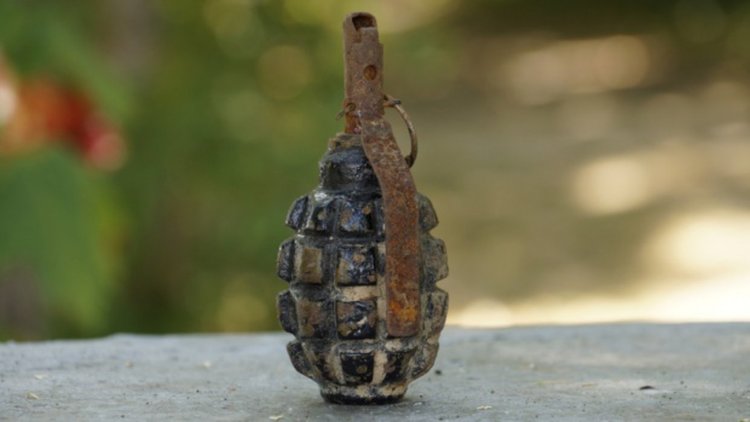 Мъж откри играчка от детството си - невзривена стара граната на покрива на плевнята си