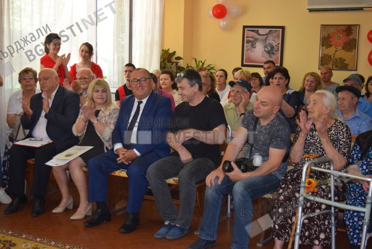 Двадесетгодишен юбилей отбеляза Дома за стари хора в Кърджали,  младите с поклон пред възрастните