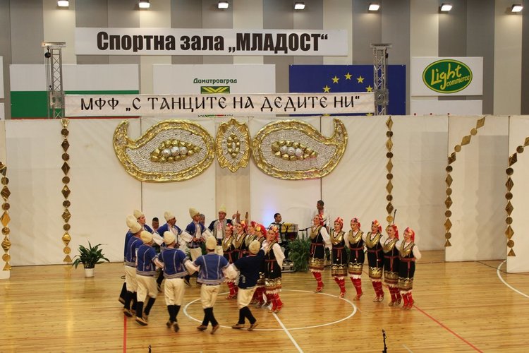 Над 720 танцьори, певци, музиканти и майстори-занаятчии участваха във фестивала „С танците на дедите ни" 