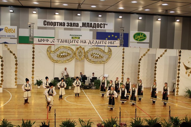 Над 720 танцьори, певци, музиканти и майстори-занаятчии участваха във фестивала „С танците на дедите ни" 