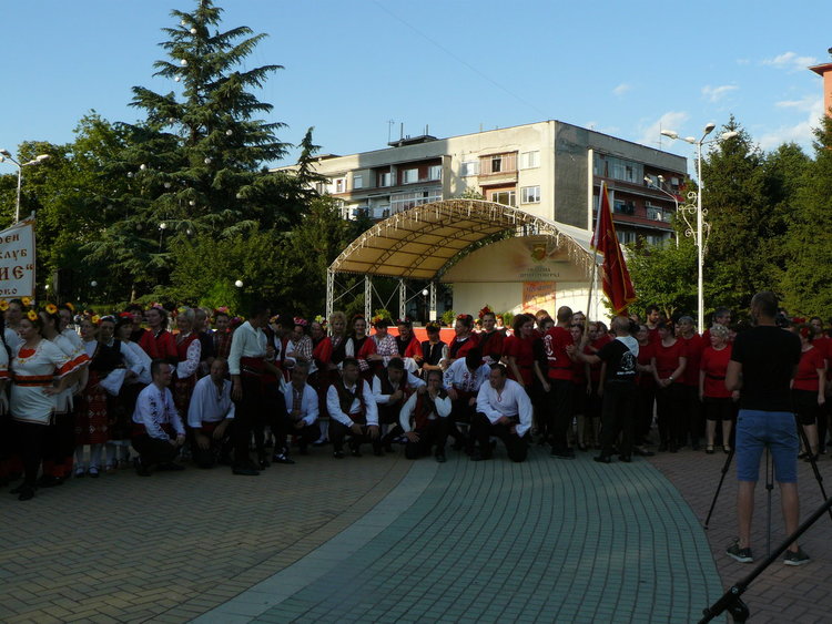 Над 720 танцьори, певци, музиканти и майстори-занаятчии участваха във фестивала „С танците на дедите ни" 