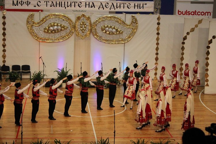 Над 720 танцьори, певци, музиканти и майстори-занаятчии участваха във фестивала „С танците на дедите ни" 
