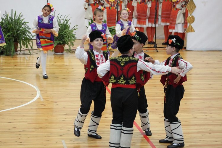 Над 720 танцьори, певци, музиканти и майстори-занаятчии участваха във фестивала „С танците на дедите ни" 