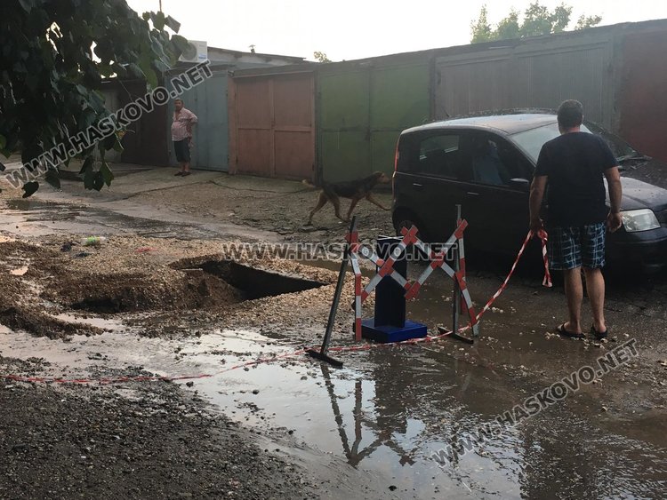 Проливният дъжд отново изрови дупка на улица “Акация”