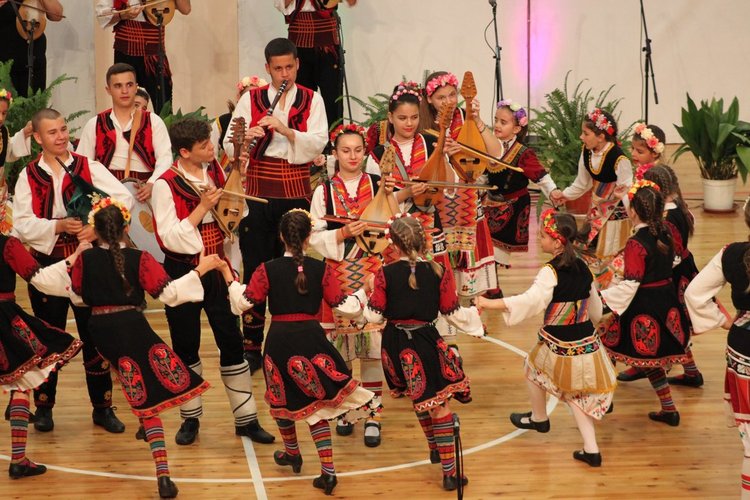 Над 720 танцьори, певци, музиканти и майстори-занаятчии участваха във фестивала „С танците на дедите ни" 