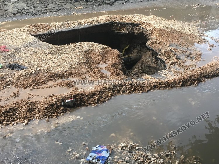 Проливният дъжд отново изрови дупка на улица “Акация”