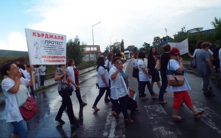 Медицински специалисти блокираха пътя за Маказа, готвят протест в Кърджали