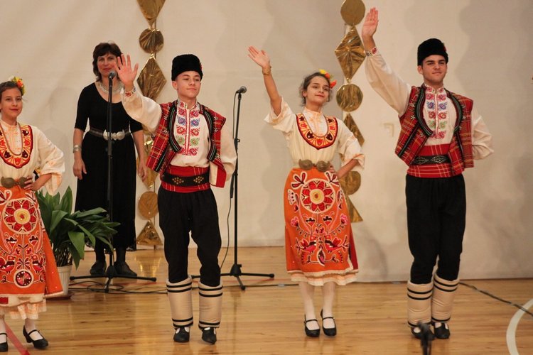 Над 720 танцьори, певци, музиканти и майстори-занаятчии участваха във фестивала „С танците на дедите ни" 