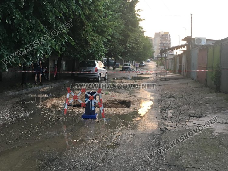 Проливният дъжд отново изрови дупка на улица “Акация”