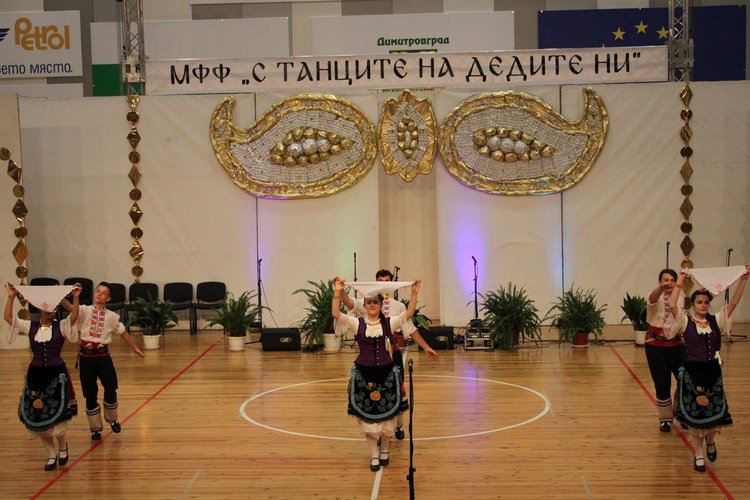 Над 720 танцьори, певци, музиканти и майстори-занаятчии участваха във фестивала „С танците на дедите ни" 