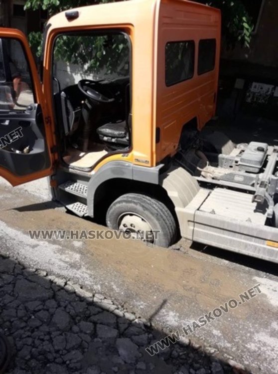 Камион на ВиК-Хасково пропадна в дупка на улица "Акация"
