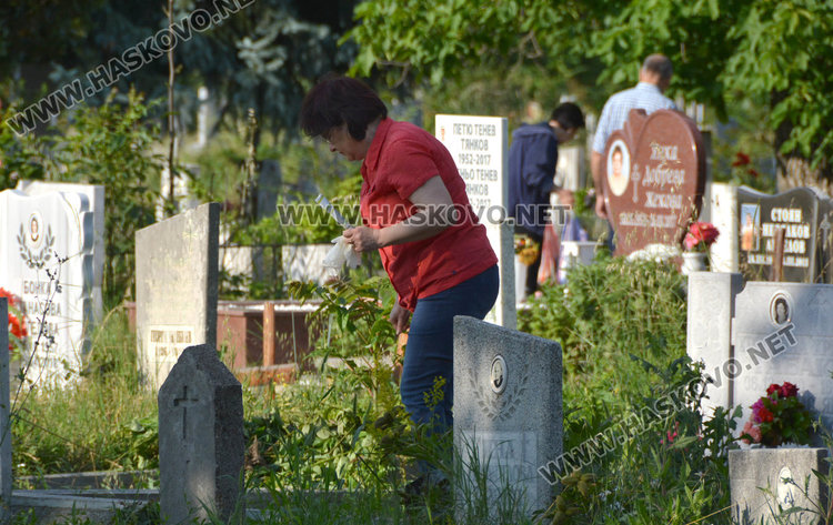Хасковлии отдадоха почит към мъртвите на Черешова задушница
