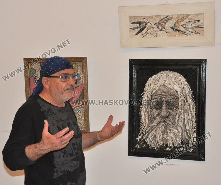 Крум Шаранков пред портрета „Бай Добри“ от Жана Курку