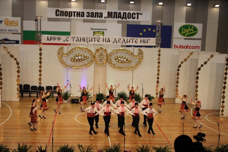 Над 720 танцьори, певци, музиканти и майстори-занаятчии участваха във фестивала „С танците на дедите ни" 