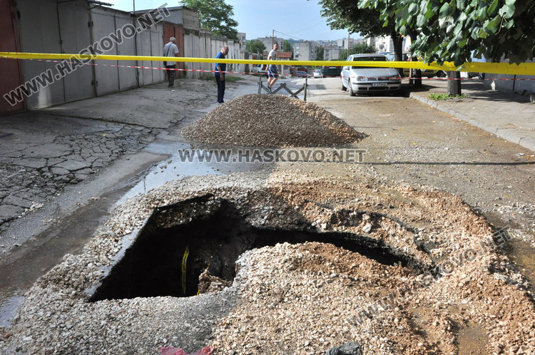 Проливният дъжд отново изрови дупка на улица “Акация”