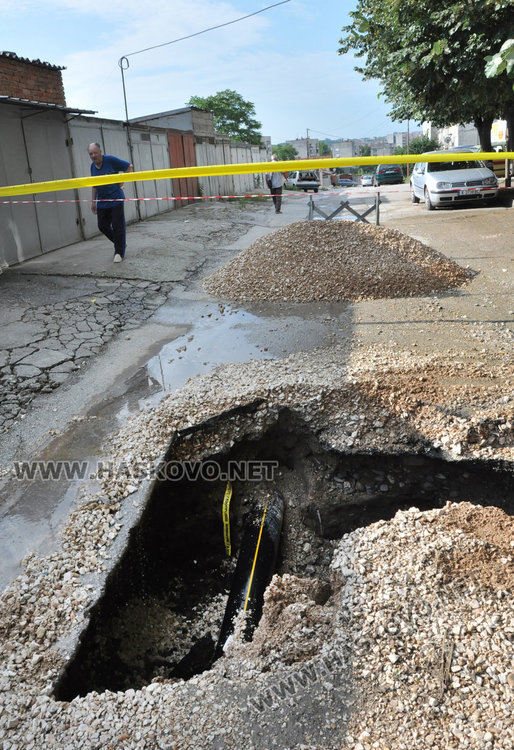 Проливният дъжд отново изрови дупка на улица “Акация”