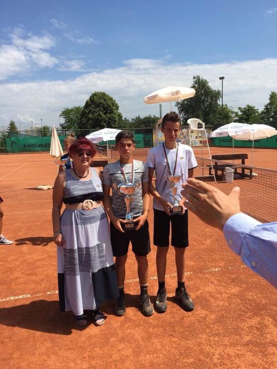 Дубъл за Дженев, хасковлията с титла и на сингъл