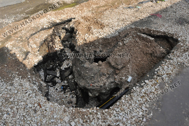 Проливният дъжд отново изрови дупка на улица “Акация”