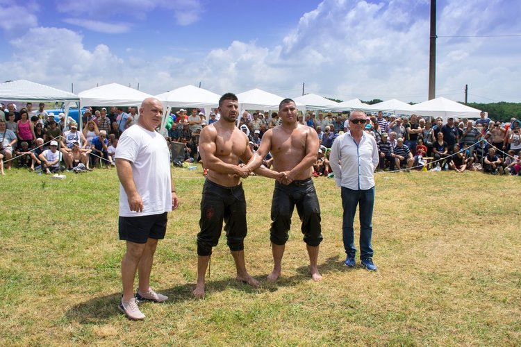 Кметът Божин Божинов, състезатели в мазни борби и Баязид Кемал, отговарящ за мазните борби на Балканите