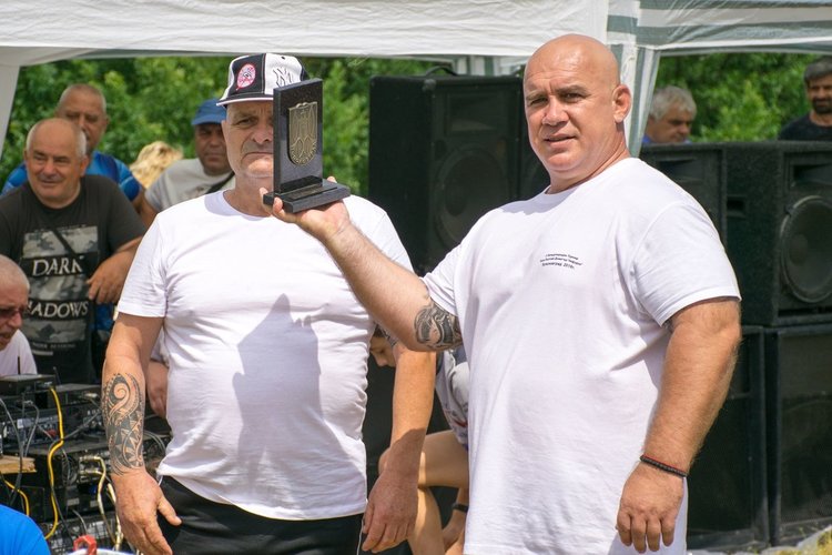 Кметът Божин Божинов (вдясно) връчи плакет "Почетен гражданин" на Росен Бонев (вляво)