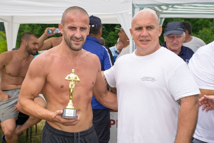 Кметът Божин Божинов (вдясно) връчи купа на бореца Иван Деливерски