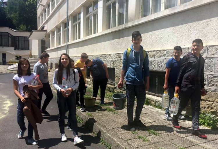 Училище в Смолян създаде зеленчукова "градина на щастието", в нея работят всички деца