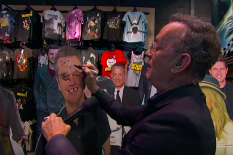 Том Ханкс краде в магазин за сувенири (видео)