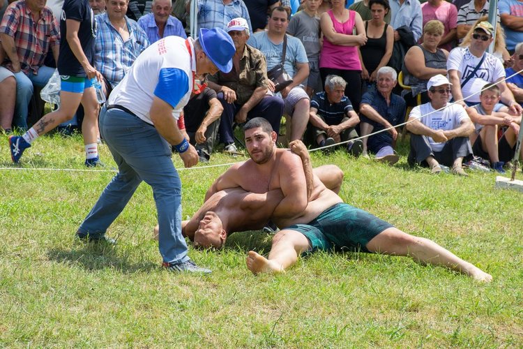 Мирослав Гешев със златен пояс от турнира по борба край Тополовград