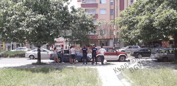 Верижна катастрофа във "Възрожденци",три коли се нанизаха/снимки/