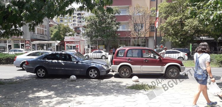 Верижна катастрофа във "Възрожденци",три коли се нанизаха/снимки/