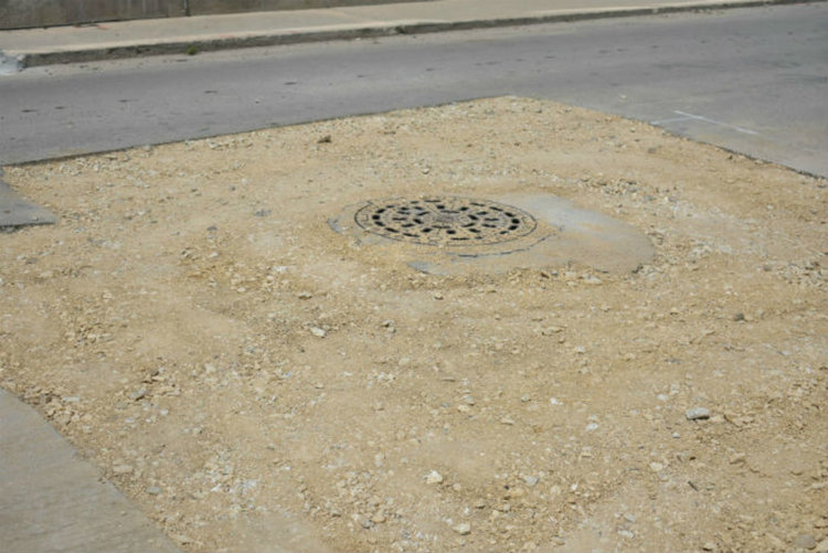 Зейналата на платното дупка вече е запълнена и чакълирана.