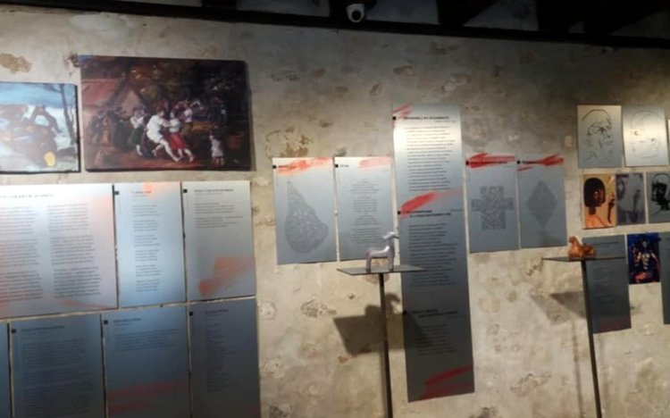 В родопската стая попадат най-важните, свързани с българите и България, стихове и картини на поета, иконите му на Свети Георги, както и откъс от краткото му есе за българската народна поезия