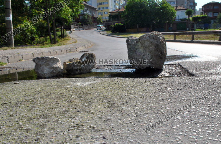 С камъни обезопасиха дупка и авария на хасковската улица "Дунав"