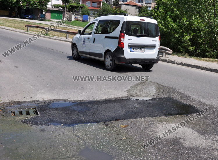 Асфалтираха обезопасената с камъни дупка на "Дунав", но още блика вода