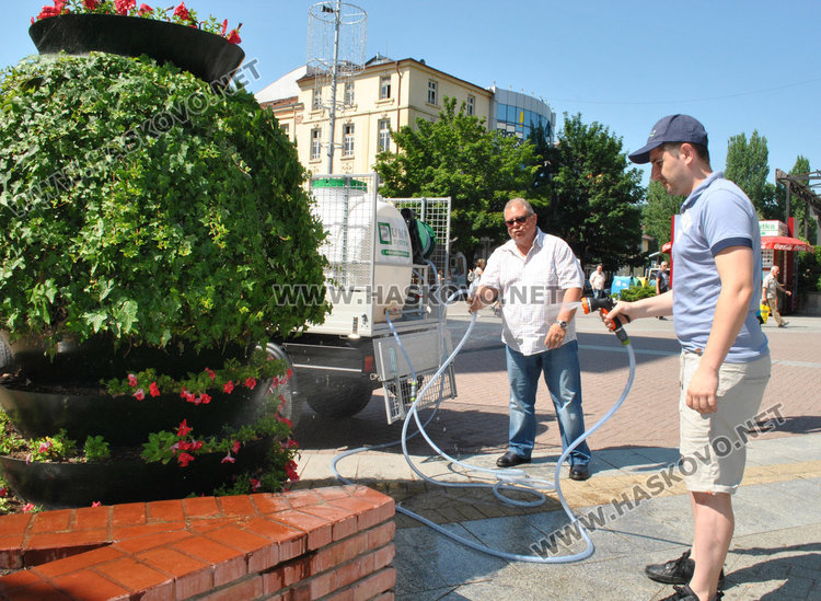 "Екопрогрес" получи електрокамионче за поливка и извозване на боклук в Хасково
