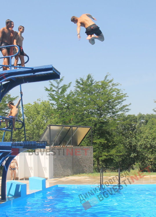 Димитровградския басейн отвори врати - за деца безплатно, за младежи 1лв., за възрастни 3лв. на ден