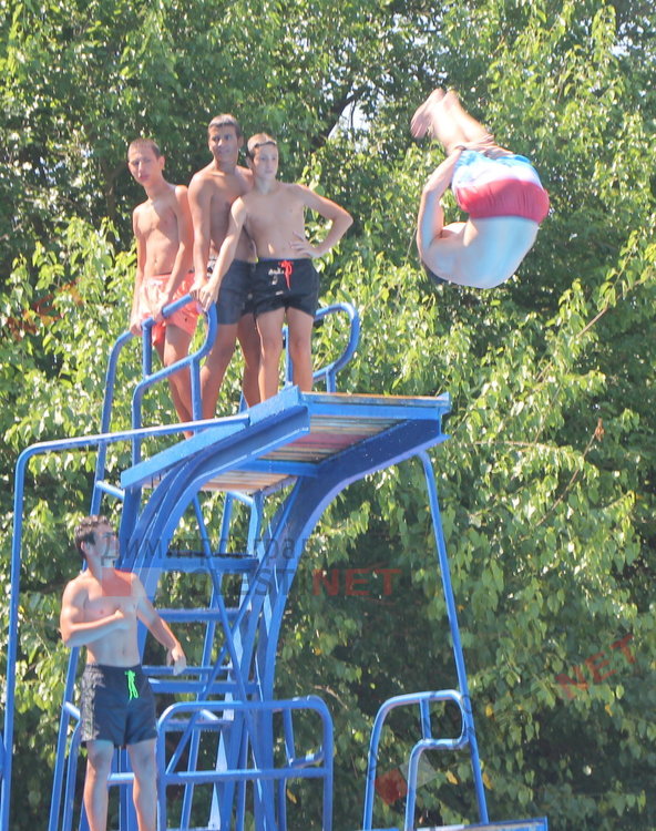 Димитровградския басейн отвори врати - за деца безплатно, за младежи 1лв., за възрастни 3лв. на ден