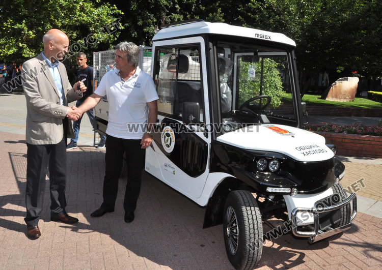 "Екопрогрес" получи електрокамионче за поливка и извозване на боклук в Хасково