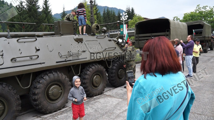 Бойни машини и техника показа армията ни в Смолян в националната кампания за професионални войници