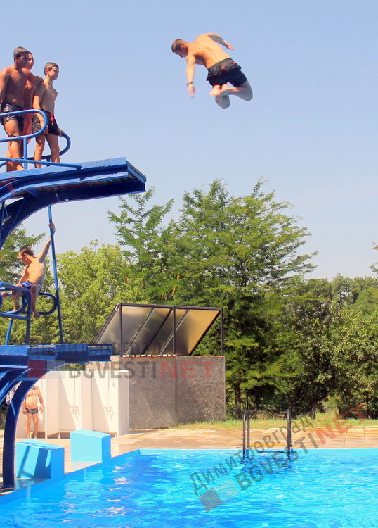 Димитровградския басейн отвори врати - за деца безплатно, за младежи 1лв., за възрастни 3лв. на ден