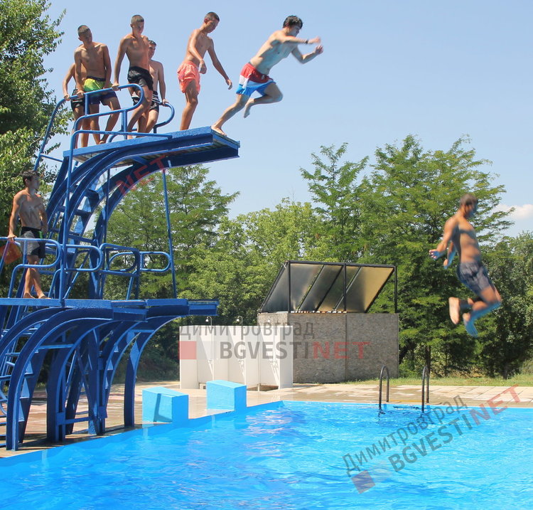 Димитровградския басейн отвори врати - за деца безплатно, за младежи 1лв., за възрастни 3лв. на ден