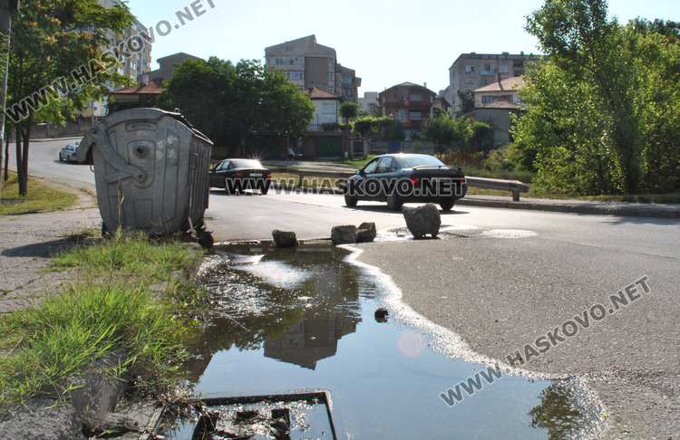 С камъни обезопасиха дупка и авария на хасковската улица "Дунав"