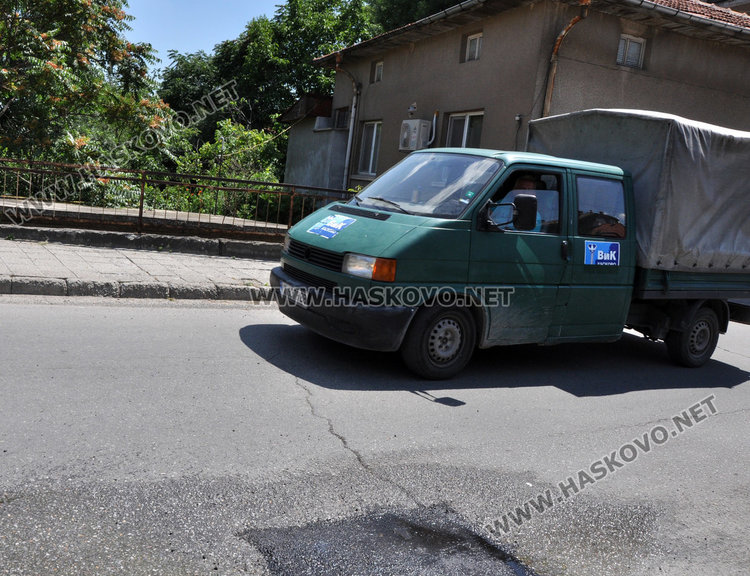 Асфалтираха обезопасената с камъни дупка на "Дунав", но още блика вода