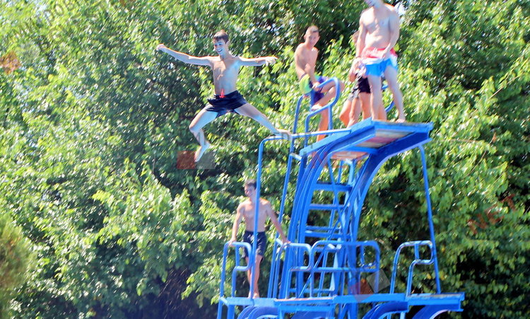 Димитровградския басейн отвори врати - за деца безплатно, за младежи 1лв., за възрастни 3лв. на ден