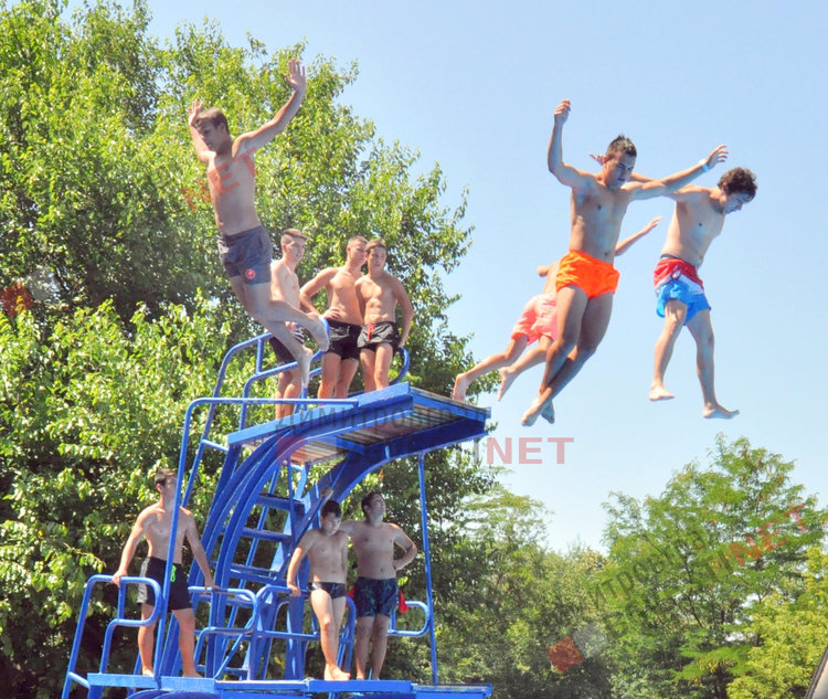 Димитровградския басейн отвори врати - за деца безплатно, за младежи 1лв., за възрастни 3лв. на ден