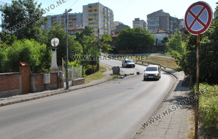 С камъни обезопасиха дупка и авария на хасковската улица "Дунав"